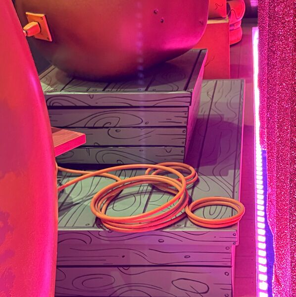 File:Railway Electrical Cord Behind Potato.jpg